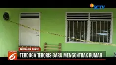 Garis polisi masih mengelilingi rumah teroris di Banyuasin. Rumah yang dihuni terduga teroris berinisial SP, kini menjadi tontonan pasca pemilik rumahnya ditangkap dan diamankan petugas.