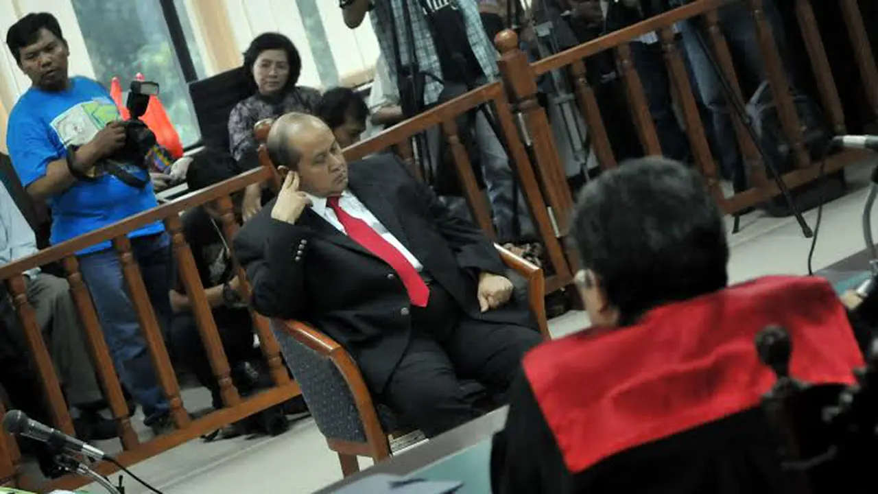[FOTO] Ekspresi Mengantuk Emir Moeis di Sidang Pledoi