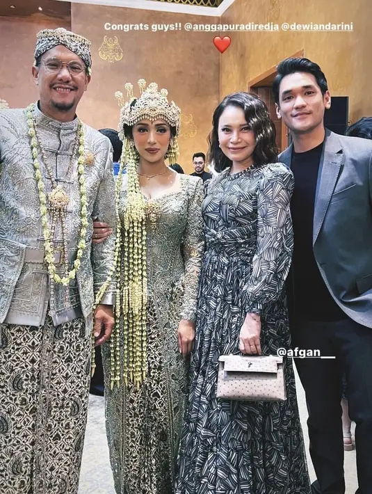 Afgan tampil dengan setelan jas dipadukan t shirt hitam. Dan sneakers hitamnya. [@itsrossa910]