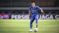 Pemain Persib Bandung, Zalnando mengontrol bola pada laga lanjutan pekan ke-3 BRI Liga 1 2023/2024 antara Persib Bandung melawan Dewa United FC di Stadion Gelora Bandung Lautan Api (GBLA), Bandung, Jumat (14/07/2023). (Bola.com/Bagaskara Lazuardi)