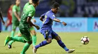 Pemain Muda Persib Bandung, Billy Keraf saat melawan PS TNI pada lanjutan Liga 1 2017 di Stadion Pakansari, Bogor (22/4/2017). (Bola.com/Nicklas Hanoatubun)