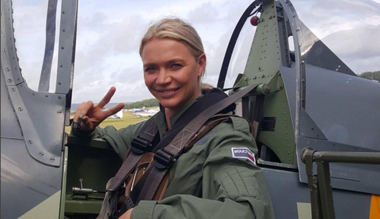 Jodie Kidd saat berada di kokpit sebuah pesawat, Kidd juga mengoleksi mobil sports mahal seperti Ferrari, Lamborghini, dan Maserati.(Bola.com/Twitter)
