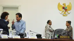 Suasana menjelang rapat terbatas di kantor Presiden, Komplek Istana Kepresidenan, Jakarta, Kamis (12/3/2015). Tampak Wapres Jusuf Kalla dan sejumlah Menteri turut hadir (Liputan6.com/Faizal Fanani)