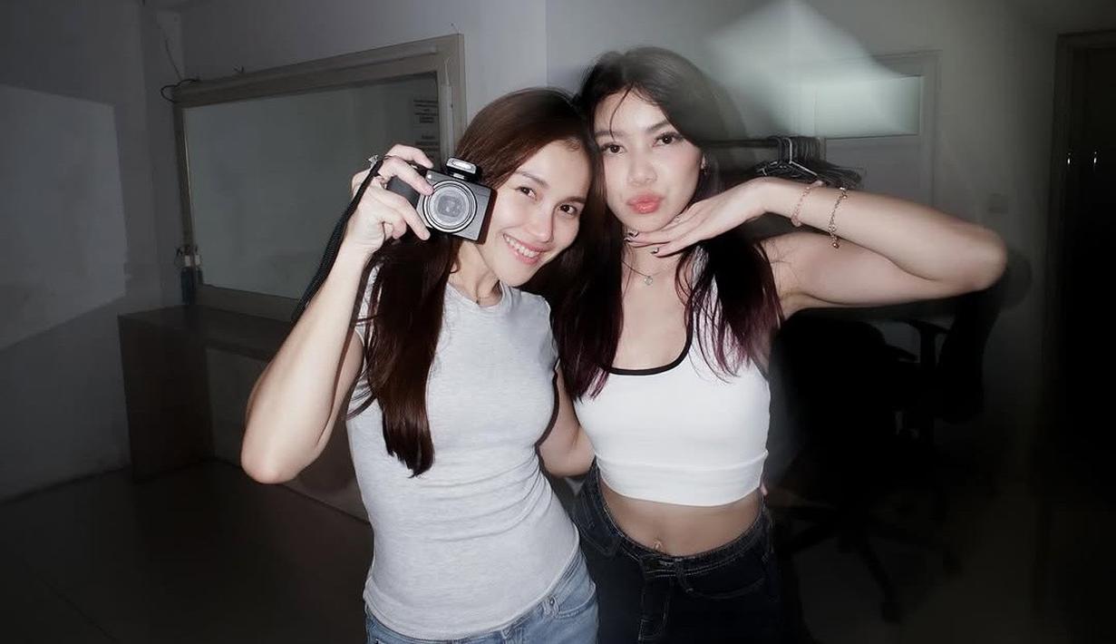 Ayu Ting Ting yang selama ini dikenal sebagai penyanyi dangdut serba bisa menunjukkan bahwa dirinya juga memiliki bakat luar biasa dalam dunia tari. Begitu pula dengan Regina yang sudah dikenal memiliki kemampuan dance yang mumpuni. Keduanya berhasil memukau banyak orang dengan aksi mereka yang penuh percaya diri. Pujian ramai dibubuhkan di kolom komentar unggahan keduanya. (Liputan6.com/IG/@ayutingting92)