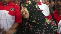 Istri korban pembunuhan Dimas Kanjeng berteriak histeris mendengar vonis yang dijatuhkan kepada Taat Pribadi. (Liputan6.com/Dian Kurniawan)