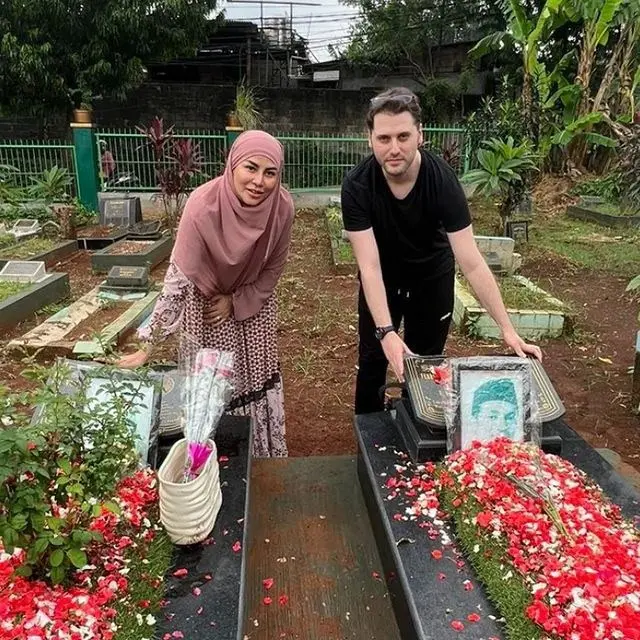 5 Potret Doddy Soedrajat dan Mayang Ziarah ke Makam Vanessa Angel dan Bibi Ardiansyah