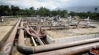 Pekerja menyelesaikan pembangunan PLTP Unit 5 &  6 di Tompaso, Sulut, Rabu (30/3). PT Pertamina Geothermal Energy (PGE) terus mengembangkan energi baru terbarukan yang berfokus pada Pembangkit Listrik Tenaga Panas Bumi (PLTP). (Liputan6.com/Faizal Fanani)