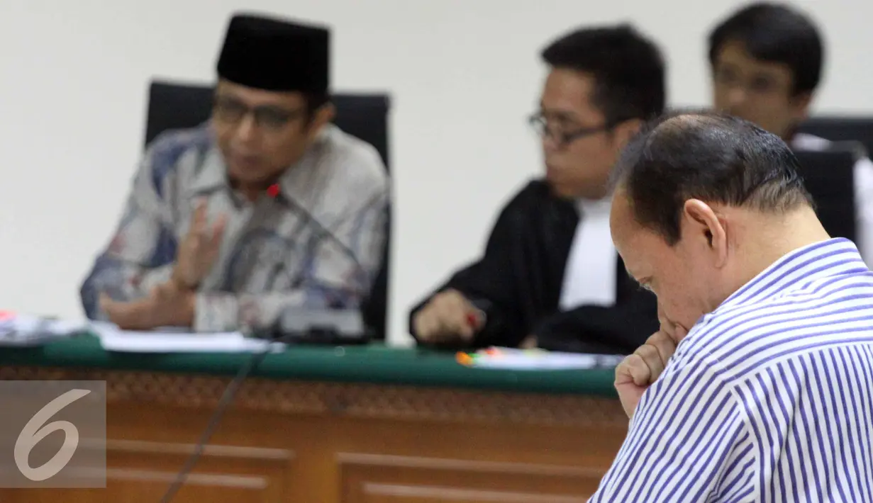 Sutan Bhatoegana mendengarkan keterangan Waryono Karno di Pengadilan Tipikor, Jakarta, Rabu (1/7/2015). Waryono diduga terlibat korupsi di SKK Migas Kementerian ESDM. (Liputan6.com/Helmi Afandi)