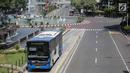 Bus Transjakarta melintas di Jalan Merdeka Barat, Jakarta, Rabu (19/6/2019). Hari ini jalan tersebut dibuka untuk umum di tengah berlangsungnya sidang ketiga sengketa Pilpres 2019. (Liputan6.com/Faizal Fanani)