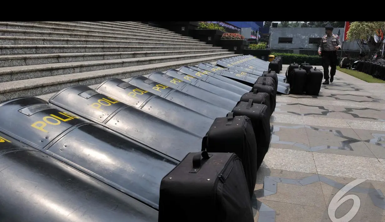 Tameng anti huru hara dipersiapkan pihak kepolisian di depan gedung MK jelang sidang putusan Pilpres oleh Mahkamah Konstitusi, Jakarta, Rabu (20/8/2014) (Liputan6.com/Johan Tallo)