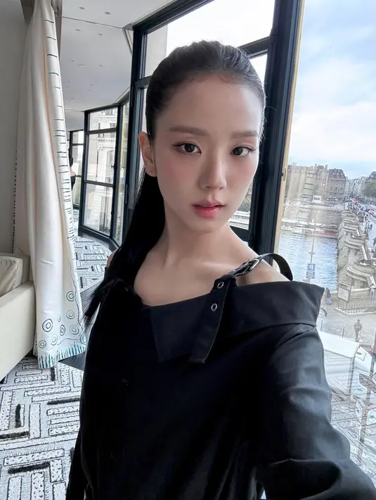 Jisoo makin terlihat bersinar dengan sleek ponytail dan makeup bergaya klasik. [@sooyaaa__]
