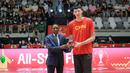 Pemain Timnas Basket China, Zhou Qi mendapatkan penghargaan sebagai FIBA Asia Cup 2022 All-Star Five di Istora Senayan, Jakarta, Minggu (24/07/2022). Ia tercatat telah membuat 15,0 poin, 12,7 rebound, dan 1,7 blok per gim. (Bola.com/Bagaskara Lazuardi)