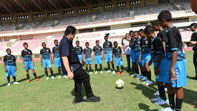Menteri BUMN Erick Thohir usai mendampingi Presiden Jokowi meresmikan pusat pelatihan sepak bola di Stadion Lukas Enembe Papua. Peresmian Papua Football Academy (PFA) ini digadang jadi pengembangan potensi anak-anak asli papua.