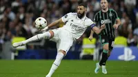 Penyerang Real Madrid, Karim Benzema menendang bola saat bertanding melawan Celtic pada pertandingan lanjutan Grup F Liga Champions di stadion Santiago Bernabeu di Madrid, Spanyol, Kamis (3/11/2022). Hasil ini memastikan Madrid lolos ke babak 16 besar Liga Champions dengan status juara Grup F. E
(AP Photo/Manu Fernandez)