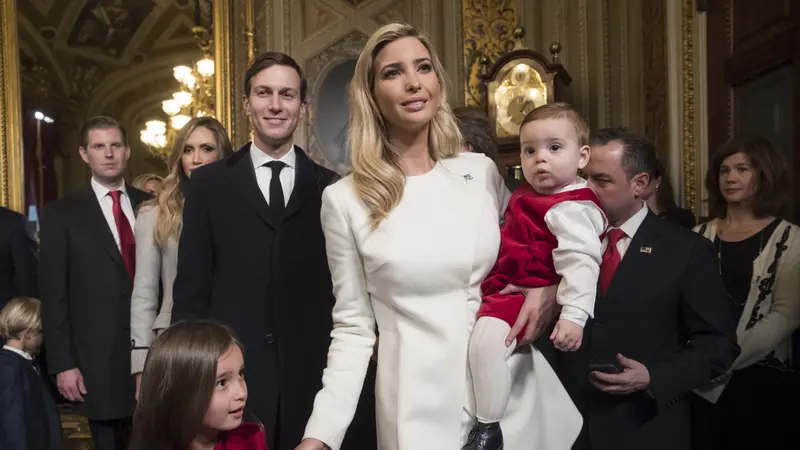 Ivanka Trump bersama dua dari tiga buah hatinya