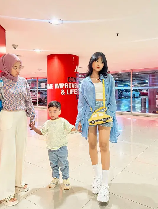 OOTD kompak warna biru senada dari Fuji dan Gala saat jalan-jalan ini nggak kalah menarik untuk ditiru. [@fuji_an]