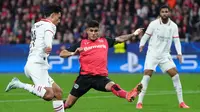 Gelandang AC Milan asal Belanda Tijani Reijnders (kiri) dan bek Bayer Leverkusen asal Ekuador Piero Hincapie berebut bola selama pertandingan sepak bola Liga Champions UEFA antara Bayer 04 Leverkusen dan AC Milan di Leverkusen, Jerman barat pada 1 Oktober 2024.Pau BARRENA / AFP