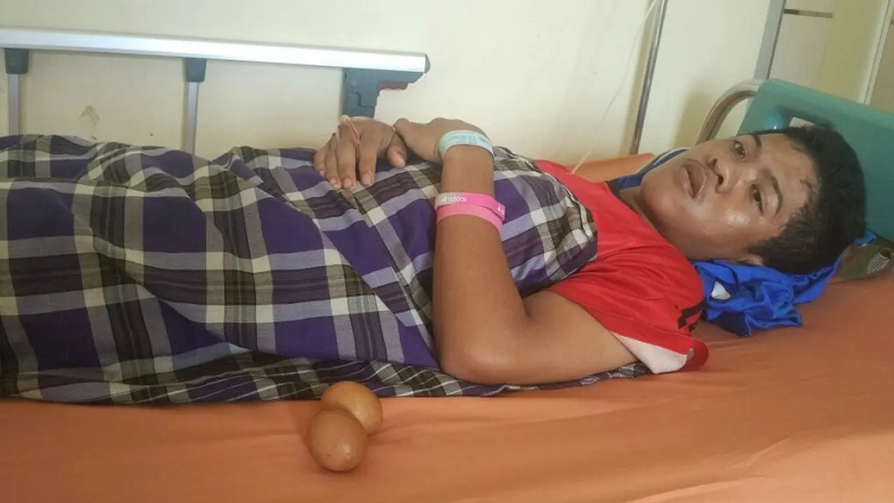 Akmal, remaja di Gowa terbaring lemah usai mengeluarkan telur dari duburnya. (Liputan6.com/ Eka Hakim)