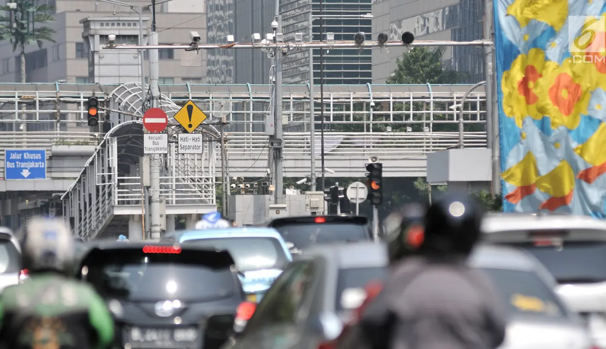 Kendaraan melintasi kamera CCTV sistem ETLE di Simpang Sarinah, Jalan MH Thamrin, Jakarta, Senin (1/7/2019). Kamera tersebut dapat mendeteksi pemakaian sabuk pengaman, penggunaan HP oleh pengemudi, nomor pelat ganjil genap, dan kecepatan kendaraan. (merdeka.com/Iqbal Nugroho)