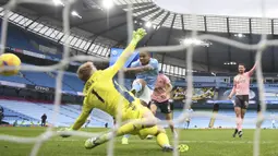 Umpan Ferran Torres sukses dikonversikan Gabriel Jesus menjadi gol dengan tembakan kaki kanan. (Foto: AP/Pool/Michael Regan)