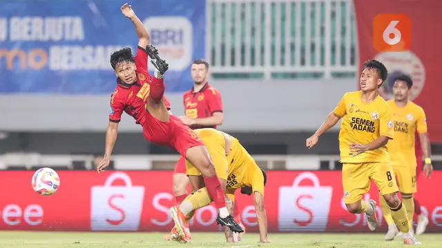 Persija jakarta melawan Semen Padang.