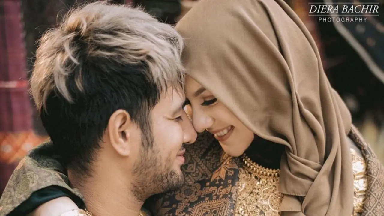 6 Potret Maternity Shoot Irish Bella Bertema Etnik dalam Balutan Hijab Tradisional