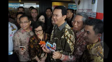 Gubernur DKI Jakarta Basuki Tjahaja Purnama (ketiga kiri), menunjukan E-money dalam Launching E-money Terminal Parkir Elektronik di Jalan Sabang, Jakarta (29/1/2015). Sebanyak enam bank terlibat dalam sistem pembayaran ini. (Liputan6.com/Andrian M Tunay)