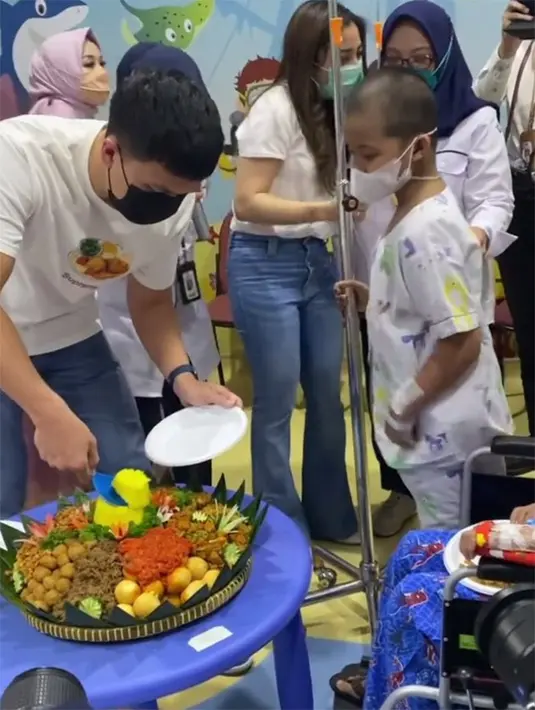 "Untuk adik adik atau teman teman yang sedang berjuang melawan penyakitnya, semangat selalu dan ingat kalian tidak sendirian, aku mewakili followersku selalu mendoakan dan support kalian." lanjut Nikita Willy. [Instagram/nikitawillyofficial94]