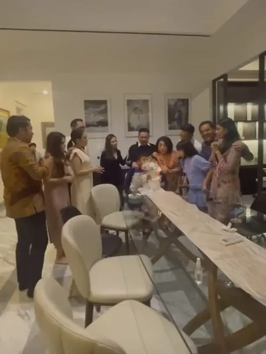 <p>Di sebelah dapur, terdapat satu set meja makan yang panjang. Jessica Mila dan keluarga suaminya terlihat makan malam bersama. [Foto: instagram.com/jesicamila03]</p>