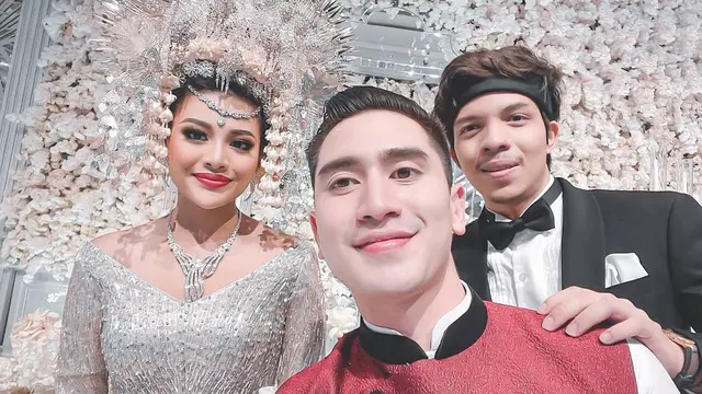 6 Potret Verrell Bramasta Jadi Groomsmen Nikahan Atta Aurel.