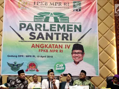 Wakil Ketua MPR Muhaimin Iskandar atau Cak Imin (tengah) memberi sambutan dalam Parlemen Santri Angkatan IV F-PKB MPR RI, Jakarta, Kamis (19/4). Acara ini dihadiri perwakilan santri dari seluruh Nusantara. (Liputan6.com/Johan Tallo)