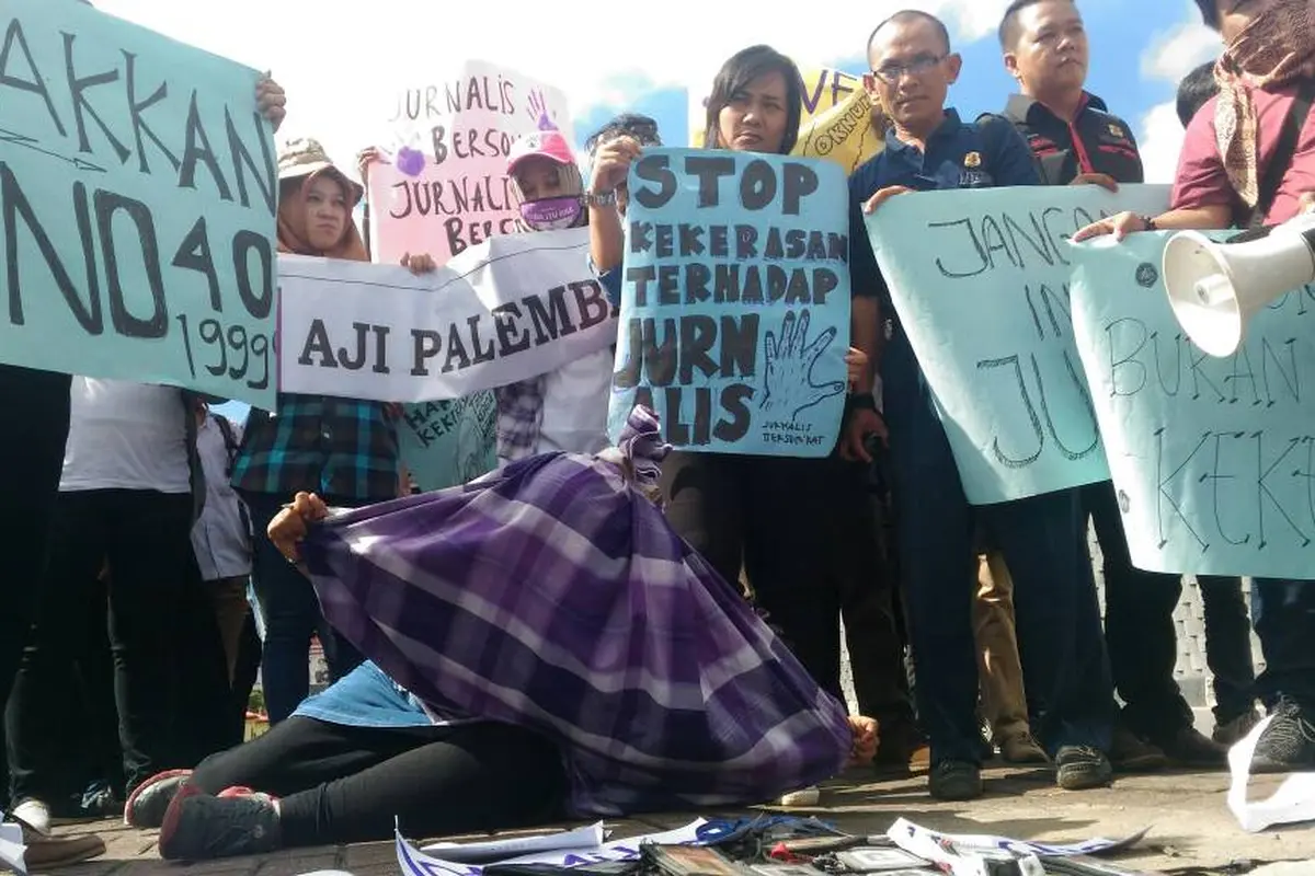 Para jurnalis melakukan aksi solidaritas didepan Polda Sumsel (Liputan6.com / foto : ist - Nefri Inge)