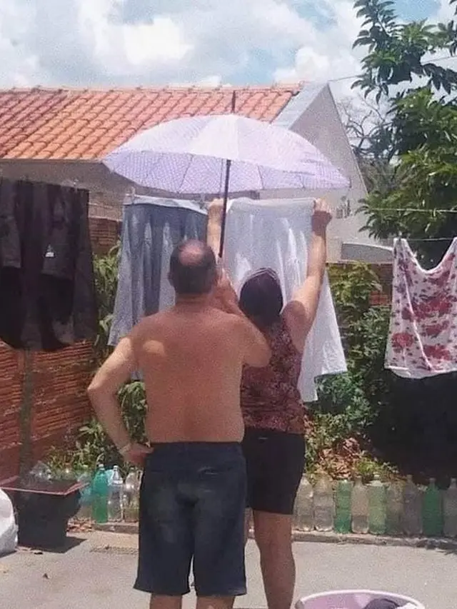 6 Kelakuan Bapak-Bapak Bucin Ini Romantis Banget, Penuh Perhatian