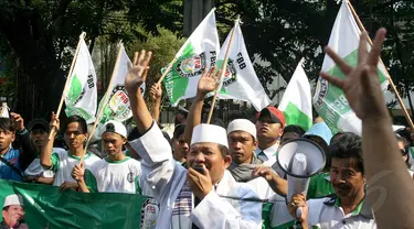 Sejumlah massa dari Forum Betawi Bersatu (FBB) menggelar aksi di depan Gedung DPRD, Jakarta, (26/9/14). (Liputan6.com/Faizal Fanani)