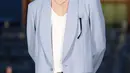 Lee Soo Hyuk bersinar dalam balutan blazer biru pucat dan memadukannya dengan kaus putih kasual dan celana kulit. [Twitter/theseoulstory].