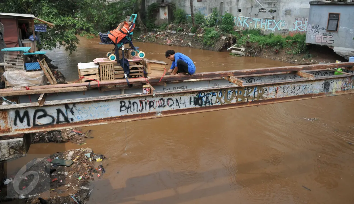 Warga mulai beraktivitas menyusul surutnya air yang sempat merendam pemukiman mereka di kawasan Kampung Pulo, Jakarta, Selasa, (17/11). (Liputan6.com/Gempur M Surya)