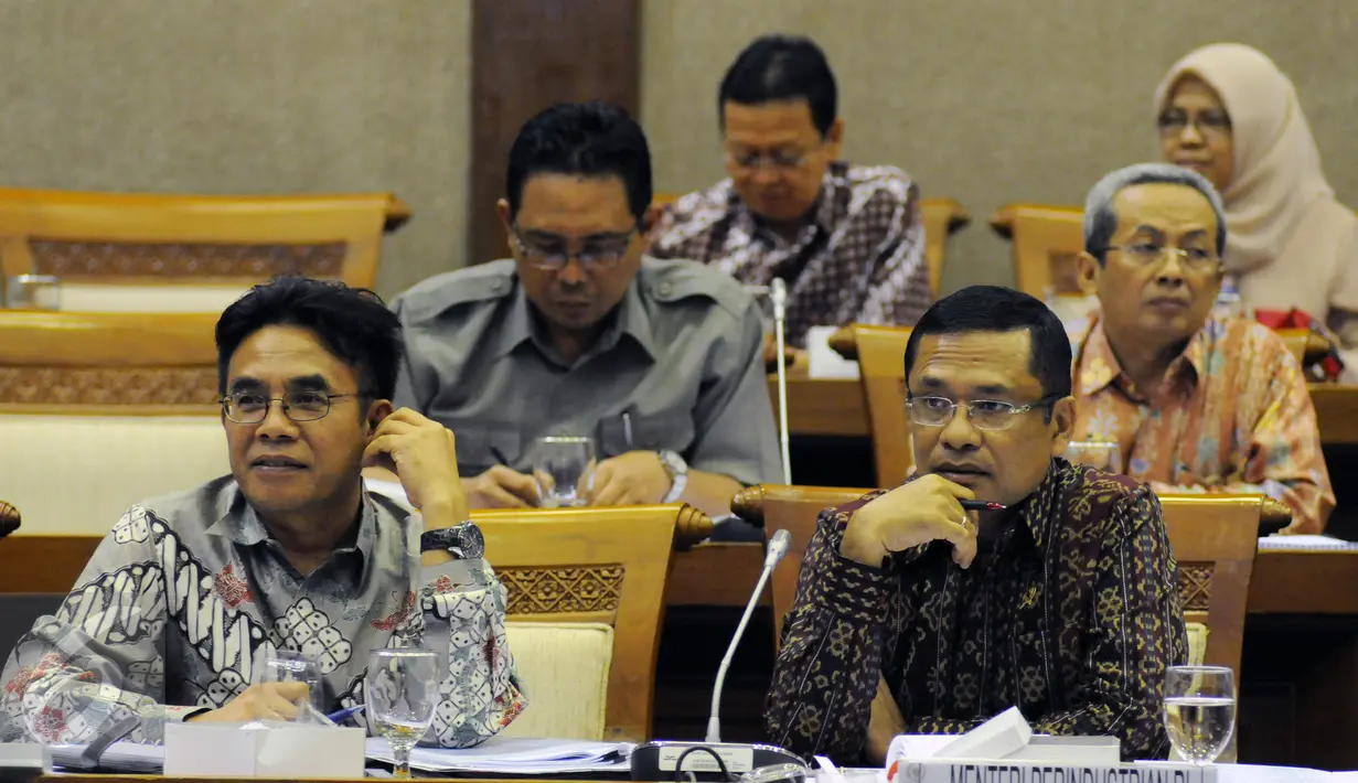 Menteri Perindustrian Saleh Husin (kanan depan) saat mengikuti rapat dengan Komisi VI DPR RI di Kompleks Parlemen, Jakarta, Kamis (26/11/2015). Rapat membahas gula rafinasi. (Liputan6.com/Helmi Fithriansyah)