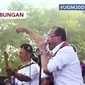 Menteri Perhubungan Budi Karya saat beraksi menjadi vokalis band