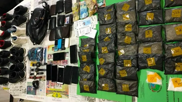 Barang bukti kasus narkoba berupa sabu yang diselipkan delapan pria asal Aceh dalam sepatu.