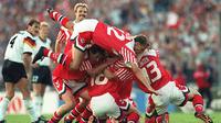 Para pemain Denmark saat memastikan gelar juara Piala Eropa 1992 usai menaklukkan Jerman 2-0, di Stadion Ullevi, 26 Juni 1992. (UEFA)