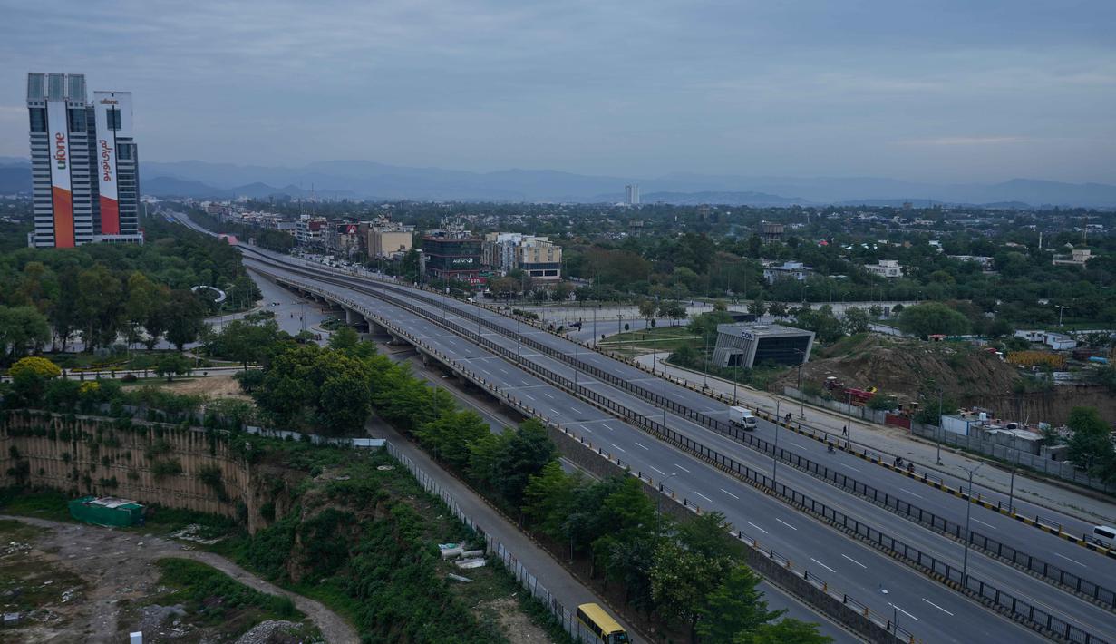 Delegasi Amerika Serikat (AS) dipimpin oleh Wakil Presiden JD Vance, bersama utusan khusus Steve Witkoff dan Jared Kushner. Tampak dalam foto, sebuah kendaraan melaju di jalan yang sepi menjelang negosiasi Amerika Serikat dan Iran di ibu kota Pakistan, Islamabad, Pakistan, Sabtu 11 April 2026. (AP Photo/Anjum Naveed)