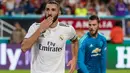 Striker Real Madrid, Karim Benzema berselebrasi usai mencetak gol ke gawang Manchester United pada pertandingan ICC 2018 di Miami Gardens, Fla (31/7). MU menang tipis 2-1 atas Madrid. (AFP Photo/Rob Foldy)