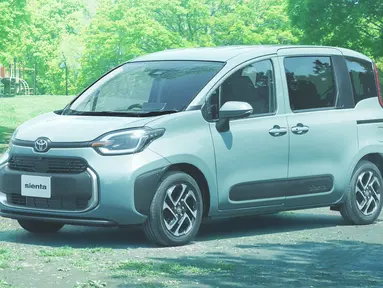 Toyota Sienta generasi ketiga memiliki desain yang lebih membulat dibandingkan dengan generasi kedua. Lampunya masih menggunakan bahasa desain serupa yang memiliki tarikan garis ke belakang namun lebih membulat. Grill pada bumper kini lebih besar dengan bentuk mengotak. Secara keseluruhan, facia depan Sienta ini tampak lebih menggemaskan daripada sebelumnya yang sporty. (Source: global.toyota.com)