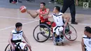 Pebasket difabel Indonesia, Donald P Santoso (kiri) berebut bola dengan pemain Thailand, Ameen Ha-Rai pada laga Indonesia Para Games Invitational Tournament 2018 di Hall A GBK, Jakarta, Senin (2/7). Indonesia kalah 35-58. (Liputan6.com/Helmi Fithriansyah)