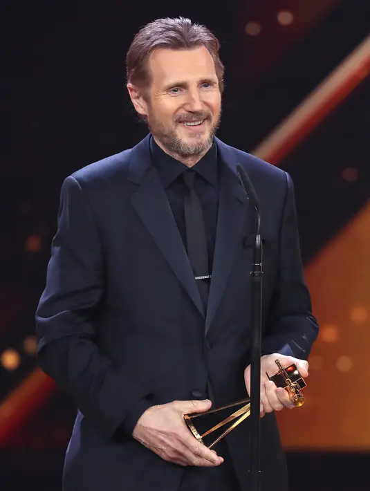 Aktor AS Liam Neeson memberi ucapan saat menerima penghargaan dalam acara Golden Camera di Hamburg, Jerman (22/2). Liam Neeson menerima penghargaan atas karirnya di dunia perfilman. (Christian Charisius / POOL / AFP)