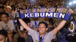 Seorang anggota Inter Club Indonesia regional Kebumen membentangkan syal pada acara puncak Gathering Nasional ke-4 di GWK, Bali, Sabtu (29/8/2015). (Bola.com/Vitalis Yogi Trisna)