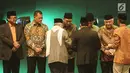 Ketua MUI KH Ma'ruf Amin memberikan buku Penggerak Ulama Pelindung Umat kepada sejumlah pejabat tinggi dan tokoh pada acara Milad MUI ke-42 dan Anugerah Syiar Ramadan 2017 di Jakarta, Kamis malam (26/7). (Liputan6.com/Herman Zakharia)