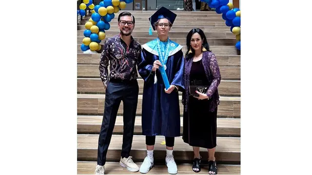 6 Potret Ferry Salim dan Istri Hadiri Wisuda Putra Bungsu, Ungkap Rasa Bangga