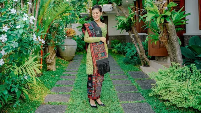Pesona Anggun Kahiyang Ayu Hadiri HUT ke-44 Dekranas dengan Kebaya dan Kain Ulos