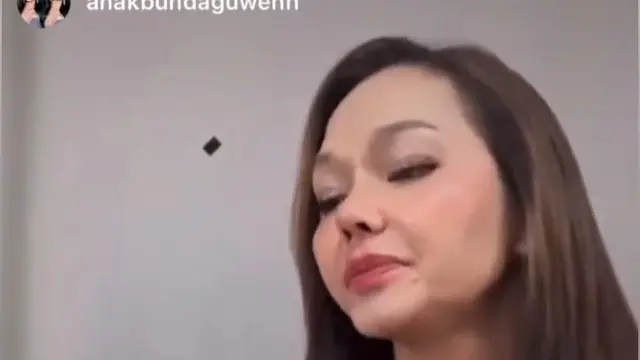 Gaya Bunda Corla saat syuting iklan di Jakarta (Foto: Instagram corla_2 via anakbundaguwehh)